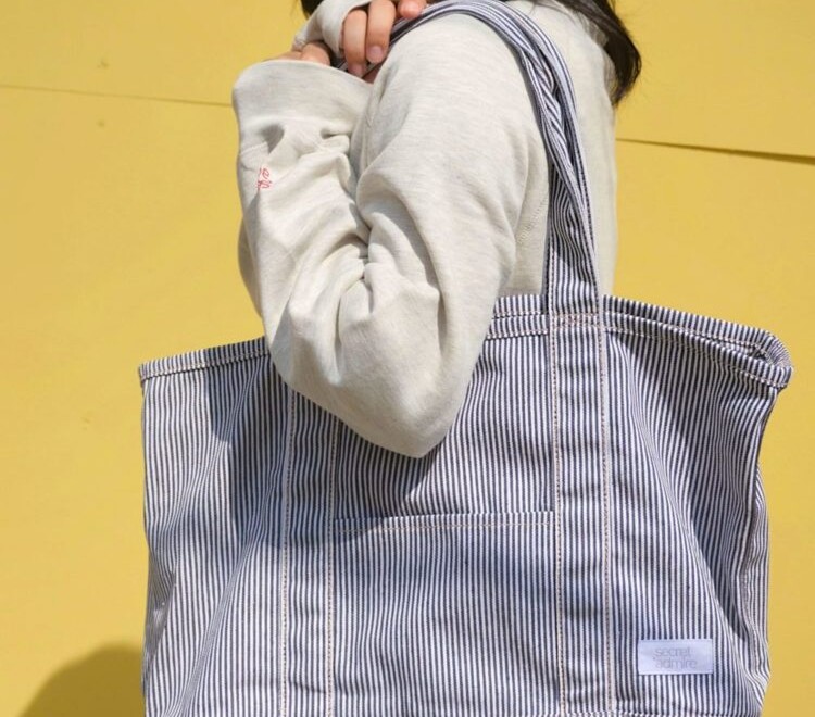 ストライブ柄で帆布のデカトートバッグなら荷物が多い日でもお洒落にお出かけできるはず