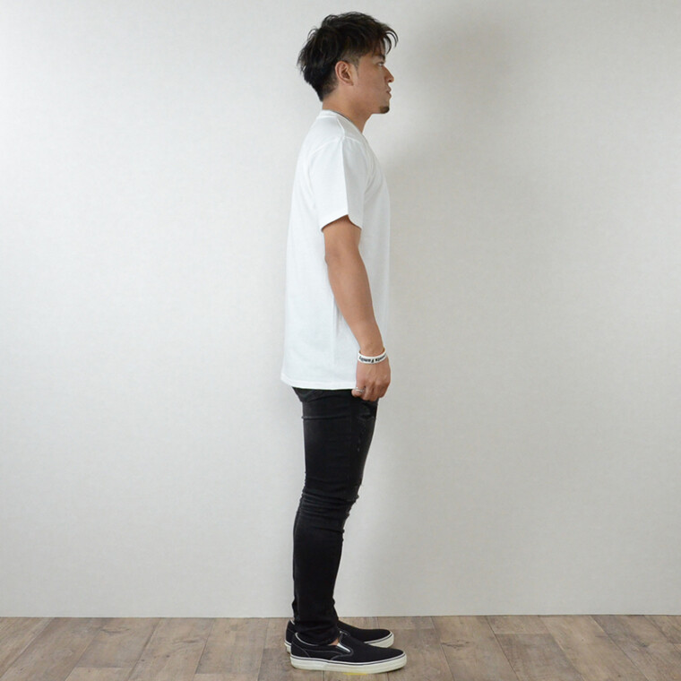 メンズの白のビッグシルエットTシャツをシンプルな黒のタイトなパンツと合わせると失敗しない万能コーデ