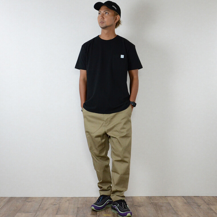 シークレットアドマイアのポケットにワンポイントの黒のTシャツチノパンと黒のロゴ入りのキャップと合わせるとカジュアルにリゾートを楽しむコーデに仕上がります